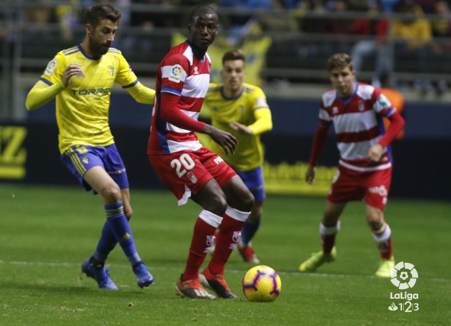 Ramos efectúa un control de balón ante la atenta mirada de Pozo (LFP)