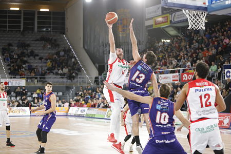 Guille Rubio intenta anotar en la zona (PHOTOGRAPGERS SPORTS)