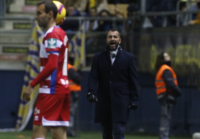 Diego Martínez da indicaciones a Víctor Díaz en un saque de banda (LFP)