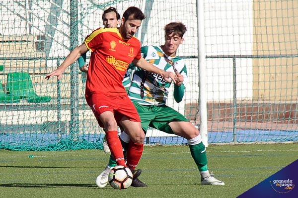 Un momento del derbi sobre el césped del Antonio Ballesteros (J. M. BALDOMERO)