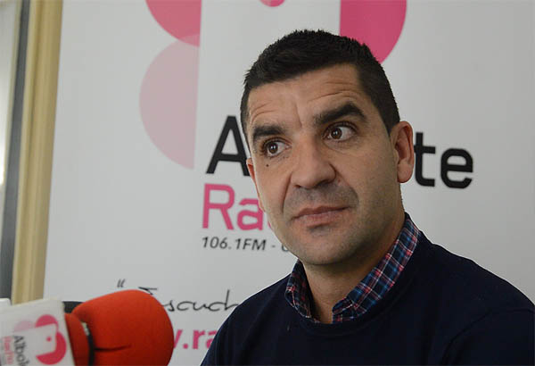 Rubén Torrecilla, entrenador del equipo juvenil del Granada CF, en los estudios de Radio Albolote