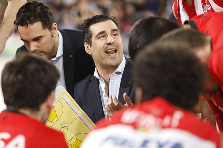 Pablo Pin da instrucciones durante un tiempo muerto en Palencia (PHOTGRAPHERS SPORTS)