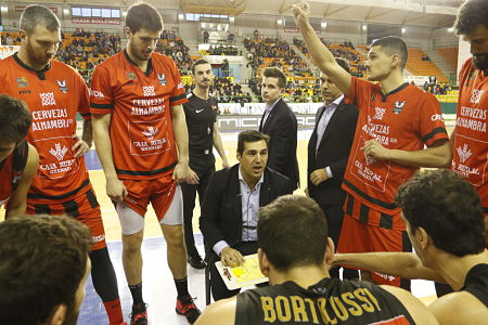Pablo Pin da instrucciones en un tiempo muerto (PHOTOGRAPHERS SPORTS)