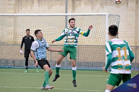 El Malaka tuvo que jugar con petos por similitud de colores con el Celtic (BALDOMERO)