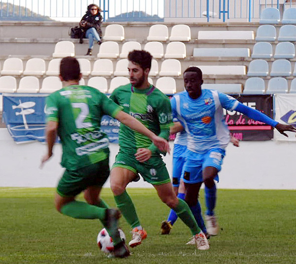 El balón dividido fue una constante durante todo el encuentro (MUCHO DEPORTE)