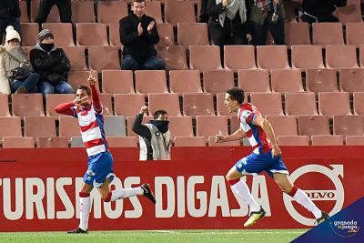 Montoro hizo los dos goles del Granada (JOSÉ M. BALDOMERO) 