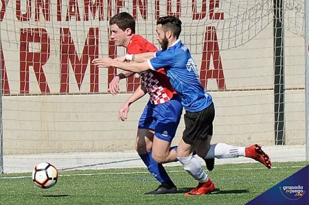 Rodri lucha por el balón con un jugador del Atlético Monachil (BALDOMERO)