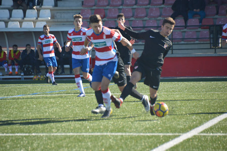 Granada y Sevilla disputaron un intenso partido (LÁZARO)