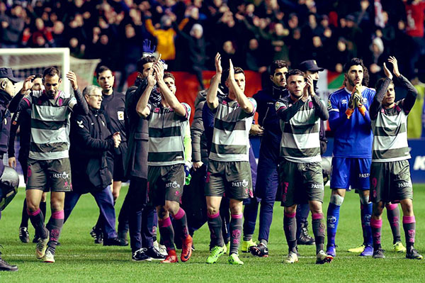 Los jugadores del Granada CF aplauden a los aficionados en Pamplona (GRANADA CF)