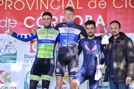 Miguel Garnica en Aguilar de la Fra (tercero por la izquierda) 