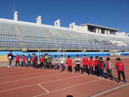 Alumnos preparados para la salida en la pista del Francisco Bonet (AYTO. ALMUÑÉCAR)