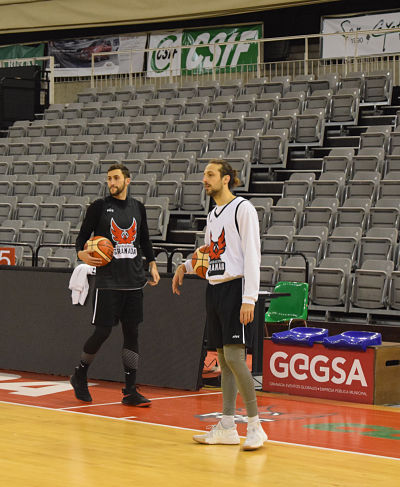 Manu Rodríguez y `Carlinhos` de Cobos durante el entrenamiento nazarí (FCBG) 