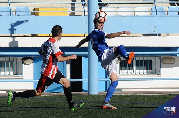 Igna, veterano jugador de la UD Maracena, en una acción del último encuentro en casa (BALDOMERO)