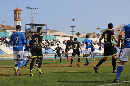 El Recreativo plantó cara al Melilla (@UDMELILLA)