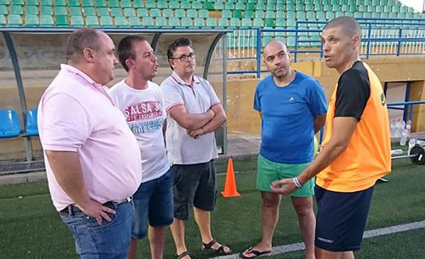 Antonio Valverde, a la izquierda, dialoga con el técnico Gabri (GUADIX CF)