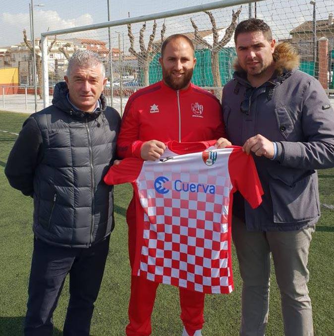 Raimundo Molina y Fermín Criado flanquean a Dani Camarero (ARENAS ARMILLA)
