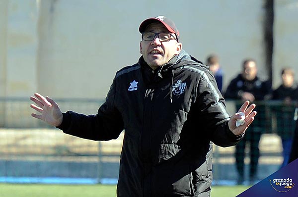 Rafa Fernández en uno de sus últimos partidos como entrenador del Arenas (BALDOMERO)