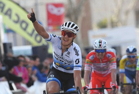 Matteo Trentin entra vencedor en la meta de Torredonjimeno (VUELTA ANDALUCIA)
