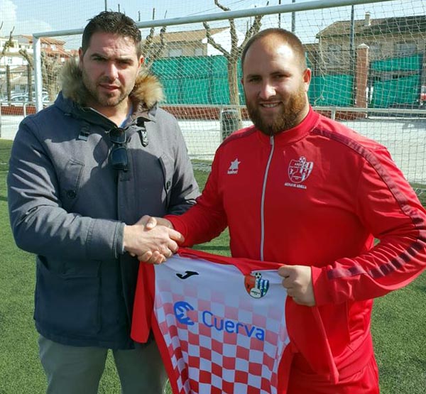 Dani Camarero estrecha la mano de Fermín Criado, presidente del Arenas