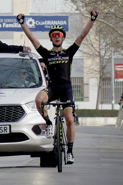 Simon Yates entra vencedor en meta (JOSÉ VELASCO)
