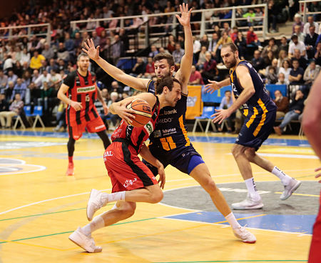 Carllos de Cobos intenta irse de su defensor (PHOTOGRAPHERS SPORTS)