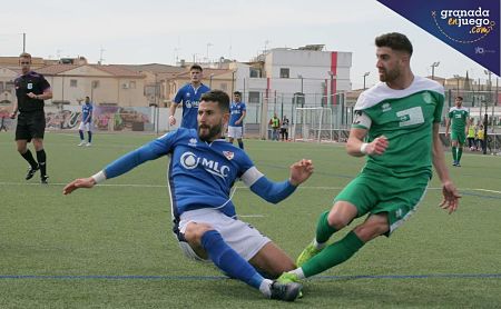 El alboloteños Rosales tapa el centro de Marcos Toro (VICENTE CARVAJAL)