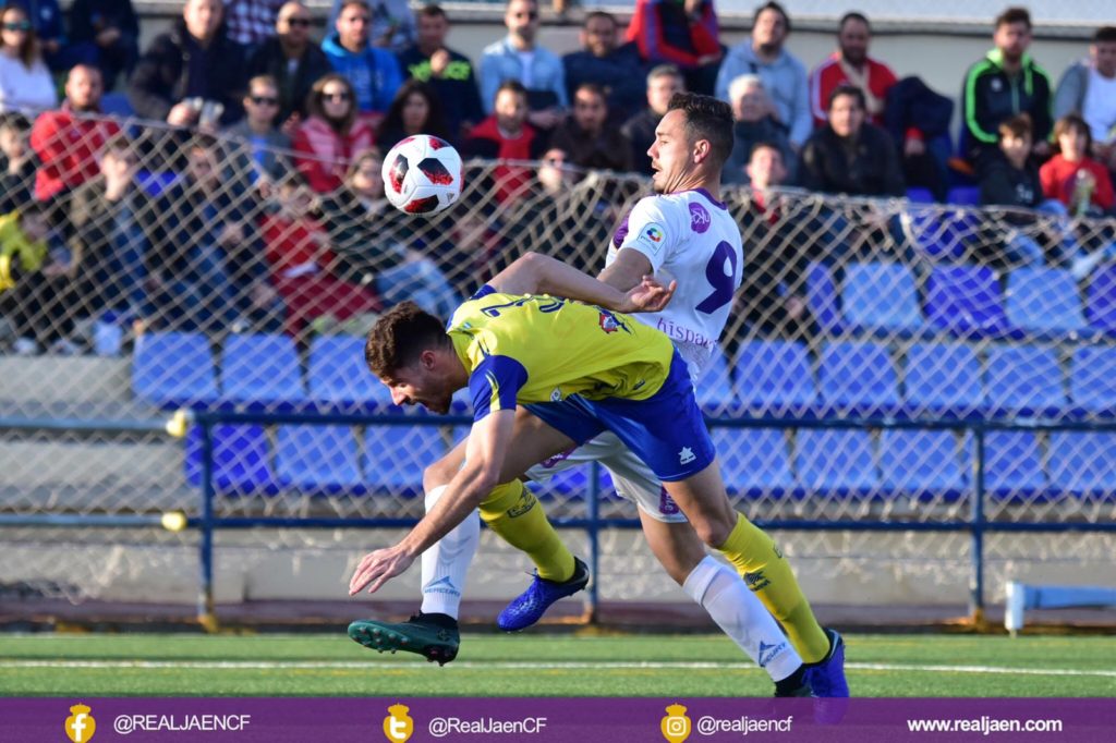Antonio López y Esteban pelean por el balón (REAL JAEN)