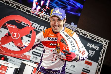 Toni Bou posa con el trofeo conquistado en Granada (X-TRIAL)