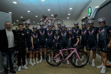 Manuel Calvente (segundo por la izquierda) posa junto al empresario Francisco Huertas y a sus pupilos del equipo Manuela Fundación (MANUELA FUNDACIÓN)