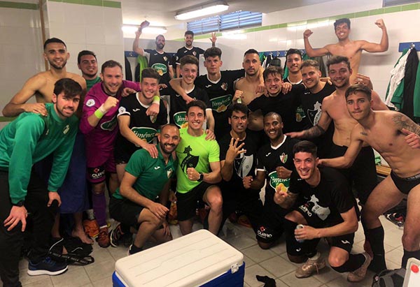 Los jugadores verdinegros celebraron la victoria en el vestuario (CD_HUÉTOR VEGA)