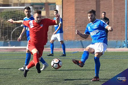 Javi Gallo pasa el balón ante la presión de un jugador del Estepona (JOSÉ M. BALDOMERO)