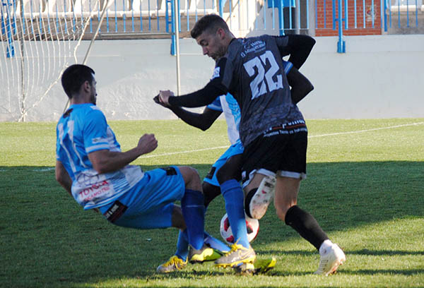 Juanjo es acosado por los motrileños Borja y Gomis (SEMANARIO MUCHO DEPORTE)