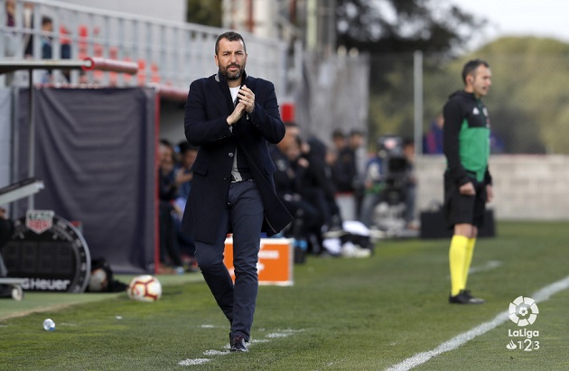 Diego Martínez, aplaudiendo una acción de sus jugadores esta tarde en Majalahonda (LFP)