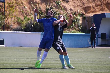 Atlético Monachil y Villacarrillo disputaron un intenso partido (MANU LÓPEZ)