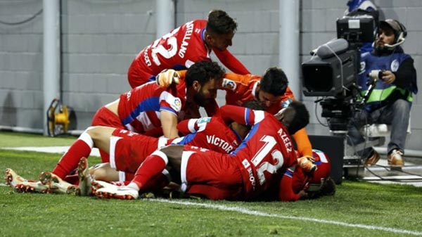 Los jugadores en la celebración de un tanto en Cerro del Espino (GRANADA CF)