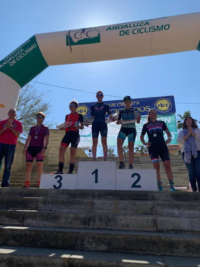 Estefania Gámez en el podium (MANUELA FUNDACIÓN)