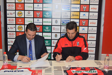 Pablo Pin y el Presidente de la Fundación CB Granada, Óscar Fernández firman la renovación del técnico (FCBG)
