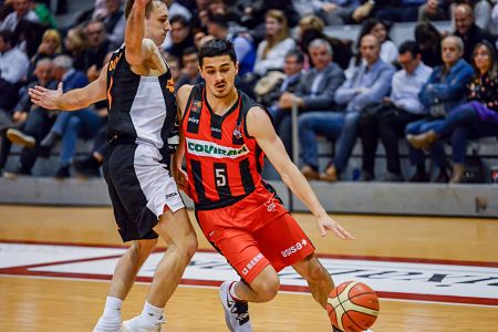 Carlos Corts intenta irse de un rival (PHOTOGRAPHERS SPORTS)
