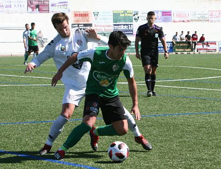 El Huétor Vega ha frenado al Vélez (JESÚS HURTADO)