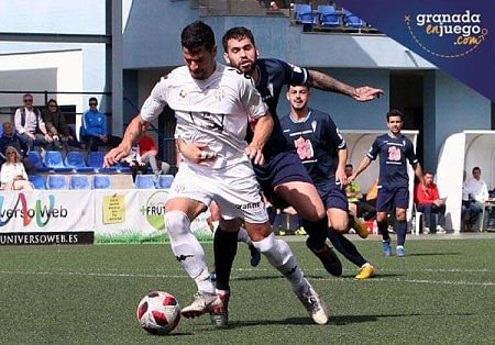 Al Guadix se le escapó la victoria en el derbi (LÁZARO / ARCHIVO)