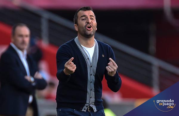 Diego Martínez dando instrucciones a sus jugadores desde la banda (J. M. BALDOMERO)