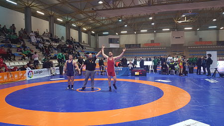 José ANtonio Castillo (de rojo) tras ganar la final (LUCHA MARACENA)