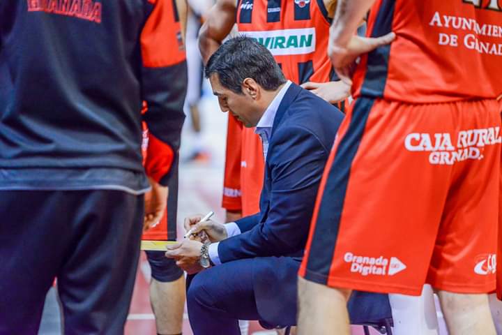 Pablo Pin da instrucciones durante un tiempo muerto (PHOTOGRAPHERS SPORTS)