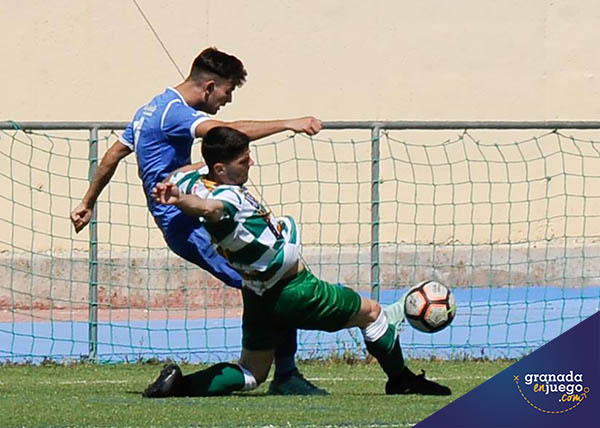 Una acción del encuentro disputado entre Céltic CF y CD Navas (JOSÉ M. BALDOMERO)