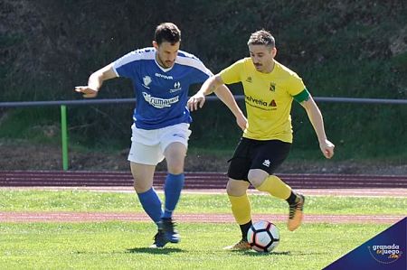 Rubén presiona a un jugador del Begíjar (JOSÉ M. BALDOMERO)
