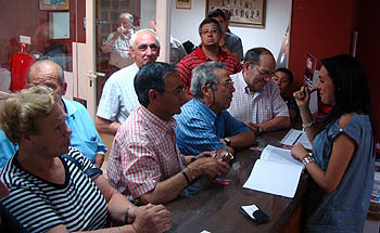 Socios del Granada CF en la sede social para sacar su carnet