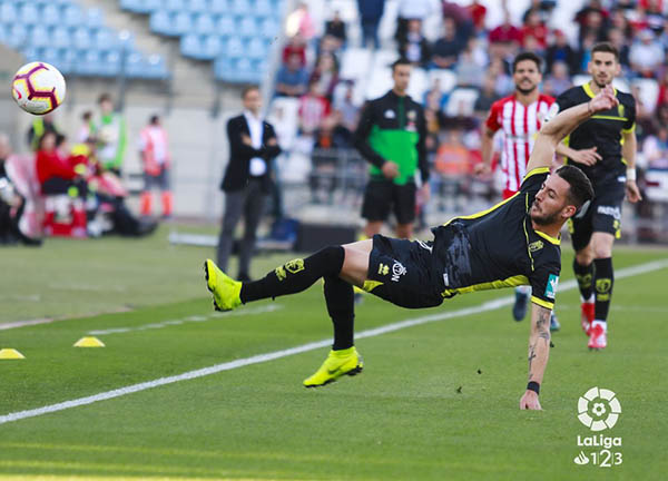 Adri Castellanos en una acción del encuentro ante la UD Almería (LA LIGA)