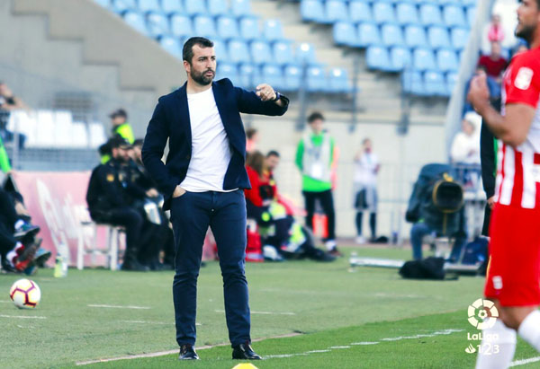 Diego Martínez da instrucciones a sus jugadores ante el Almería (LFP)
