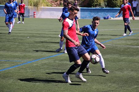 El Atlético Monachil ha sido superior al Adra (MANU LÓPEZ)