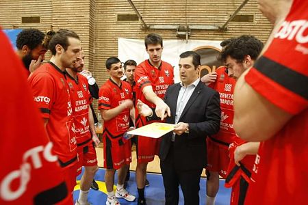Pablo Pin da instrucciones durante un tiempo muerto (PHOTOGRAPHERS SPORTS)